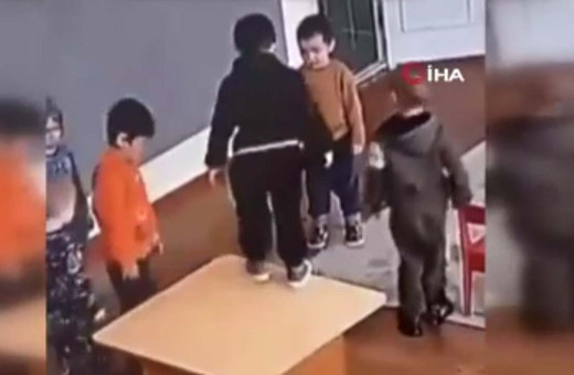 Döven de dövülen de çocuk! Kreşte feci darp anı kamerada