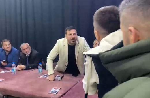 Yeniden Refah Düzce adayı Davut Güloğlu seçmenle tartıştı mikrofonu masaya fırlattı