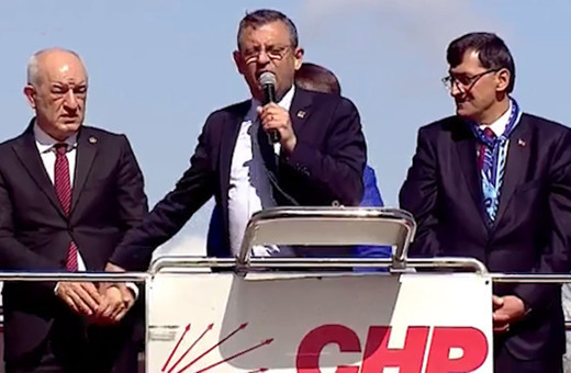 Özgür Özel adayın ismini söyleyip başkasının elini havaya kaldırdı