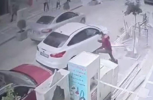 Korkunç anlar! 4'üncü kattan üzerine kapı düştü
