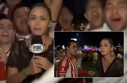 Taciz edilen kadın muhabir elindeki mikrofonla taraftara saldırdı