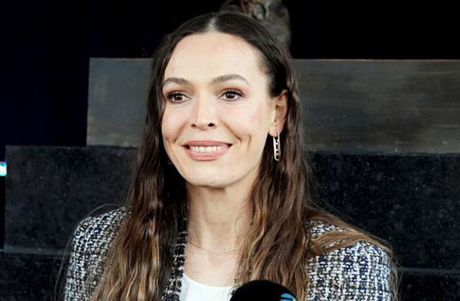 Heykeli dikilen Fenerbahçeli efsane voleybolcu Eda Erdem'e nazar değdi