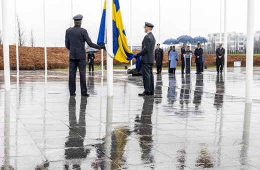 İsveç bayrağı, NATO karargahında göndere çekildi