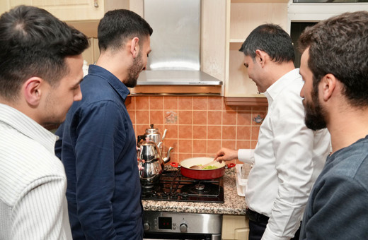 Murat Kurum sahurda öğrenci evinde playstation oynadı menemen yaptı kararsız seçmeni böyle ikna etti