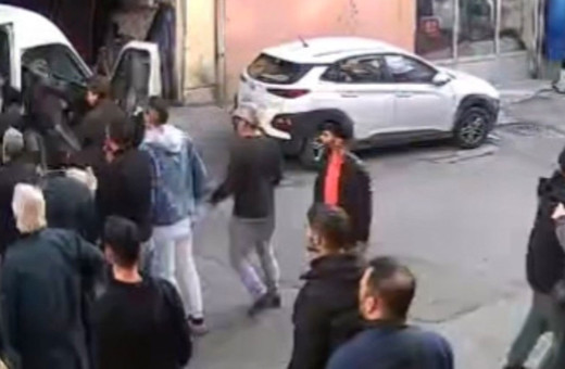 İstanbul’da trafikte “neden bana çarptın” dayağı kamerada