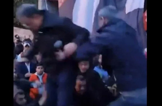 Hatay'da Lütfü Savaş'a saldırı: Sahneden aşağı attı