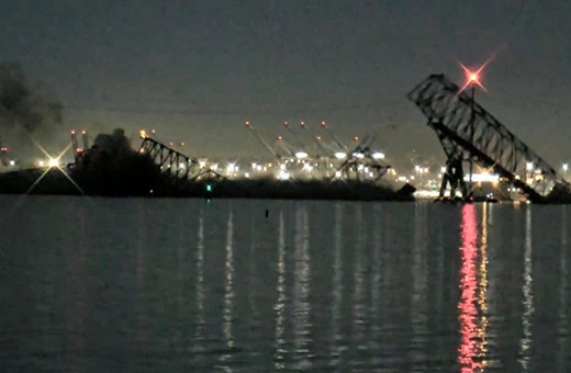 Kargo gemisi köprüyü yıktı, araçlar suya düştü