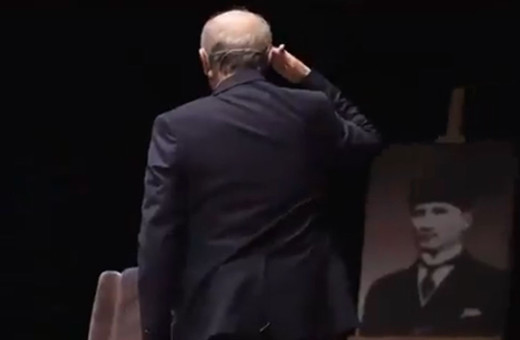 Saadet Partisi İstanbul adayı Birol Aydın Atatürk'ü asker selamıyla selamladı