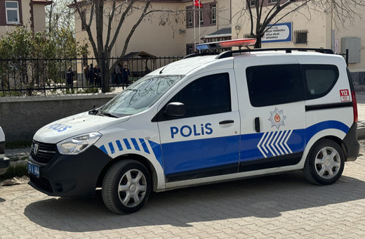 Sandık başında kavga! Sandık görevlisi muhtarı bıçakladı!