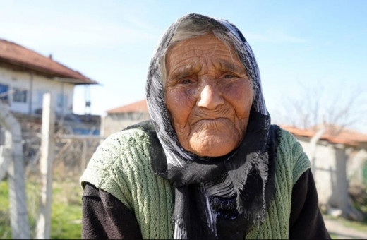 Türkiye'nin en yaşlı seçmeni Arzu nine oyunu kullandı