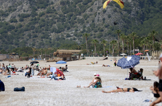Oy kullanan seçmenler kendini sahile attı!