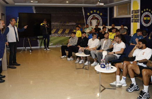 Fenerbahçe Başkanı Ali Koç ve yönetim kurulu, futbol takımıyla buluştu