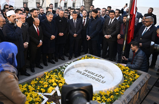 Mustafa Destici, BBP Kurucu Genel Başkanı Muhsin Yazıcıoğlu'nun kabrini ziyaret etti