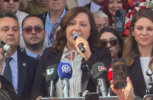 Afyonkarahisar Belediye Başkanı Burcu Köksal mazbatasını aldı