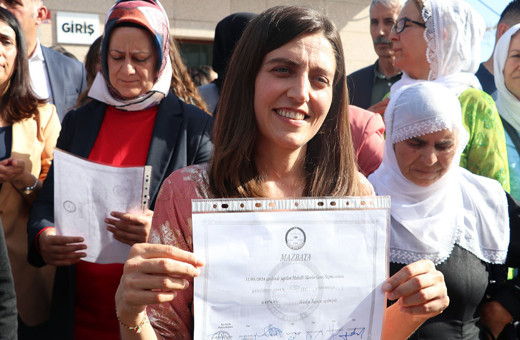 Batman Belediye Başkanı Gülüstan Sönük, mazbatasını aldı