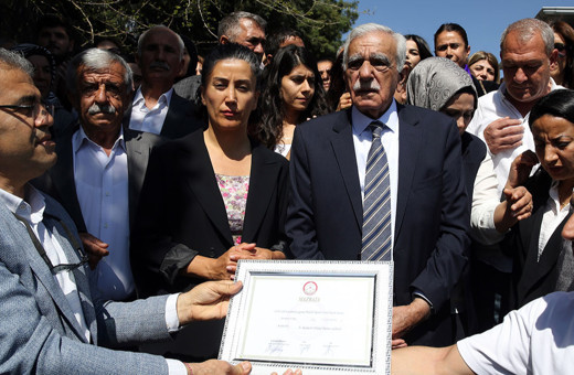 Mardin Büyükşehir Belediye Başkanı Ahmet Türk, mazbatasını aldı