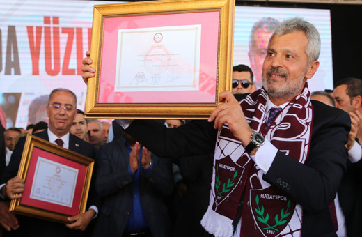 Hatay Büyükşehir Belediye Başkanı Mehmet Öntürk mazbatasını aldı