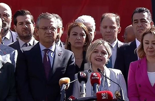 Özgür Özel ve partililer YSK önünde! CHP, Hatay için 'seçim iptali' başvurusu yaptı