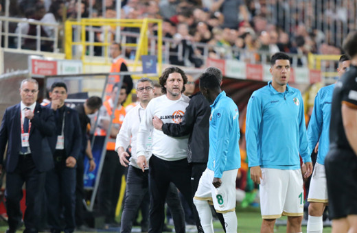 Alanya'da saha kenarı karıştı! Fatih Tekke kırmızı kart gördü