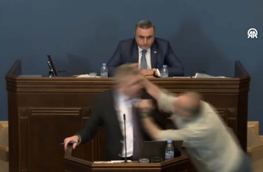 Gürcistan'da meclis fena karıştı! Parti liderine yumruklu saldırı