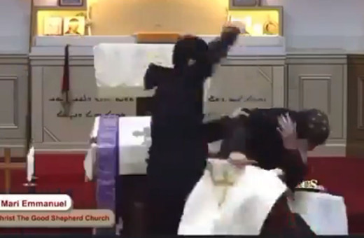 Sydney kentinde bir kişi kilisede piskoposu defalarca bıçakladı o anlar kamerada