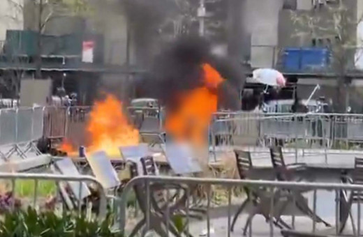 Trump'ın duruşmasının yapıldığı mahkemenin önünde bir kişi kendini ateşe verdi