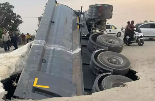 Seyir halindeki tır yolda oluşan çukura düştü