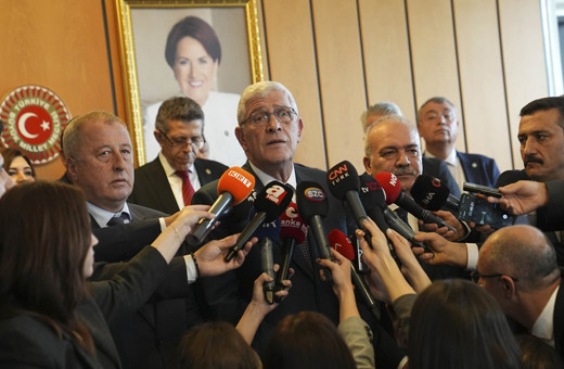 İYİ Parti Genel Başkanı Müsavat Dervişoğlu mazbatasını aldı