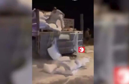Gazze'ye giden un çuvalları, siviller tarafından parçalandı