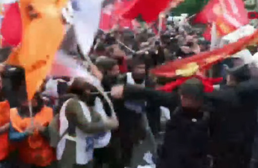 Saraçhane'de göstericiler polise taş ve bayrak sopasıyla saldırdı