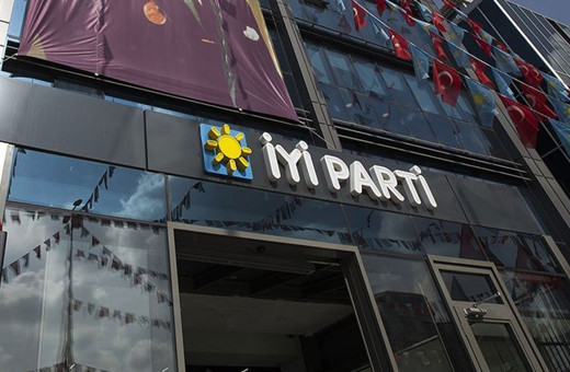 İYİ Parti Ortahisar İlçe Başkanı Erdal Uzun, partisinden istifa etti