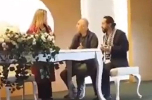 İzmir'de nikah memuru, 'dua edemezsiniz' diyerek hocanın elinden mikrofonu aldı müzik açtırdı