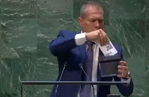 İsrail’in BM Temsilcisi Gilad Erdan Filistin kararı sonrası BM sözleşmesini kürsüde böyle parçaladı