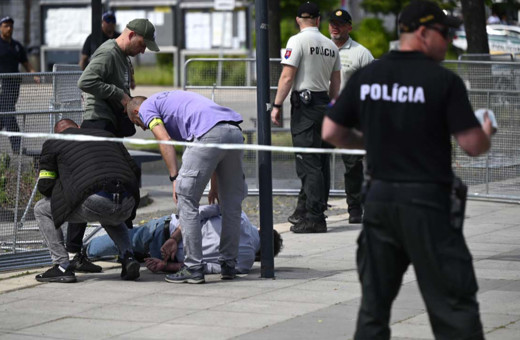 Slovakya Başbakanı Fico'ya suikast! Korumalar böyle yakaladı