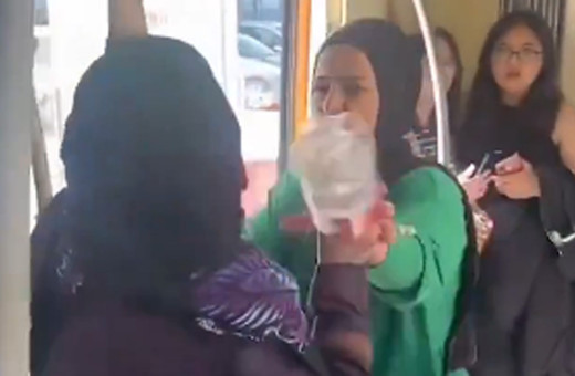 Eskişehir'de yabancı uyruklu kadın tartıştığı yolculara su şişesiyle saldırdı: Müslüman değilsiniz