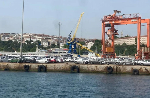 Binlerce araç Haydarpaşa Limanı'nda satılmayı bekliyor
