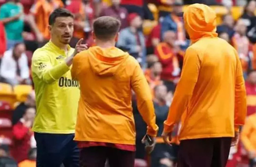 Fenerbahçeli futbolcuya tasma takılı pankart açtılar