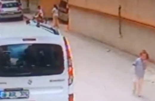 Bursa'da kahreden görüntü! Minik Furkan otomobilin altında kaldı