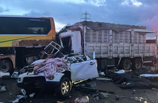 Mersin'de zincirleme trafik kazasında 10 kişi öldü, 30 kişi yaralandı