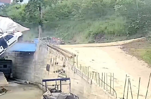 Sürücüsü el frenini çekmeyi unuttu, araç 5 metre yüksekten bahçeye düştü