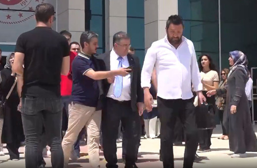 Depremzedelerden Ersan Şen'e tepki: Sattın bizi aşağılık köpek