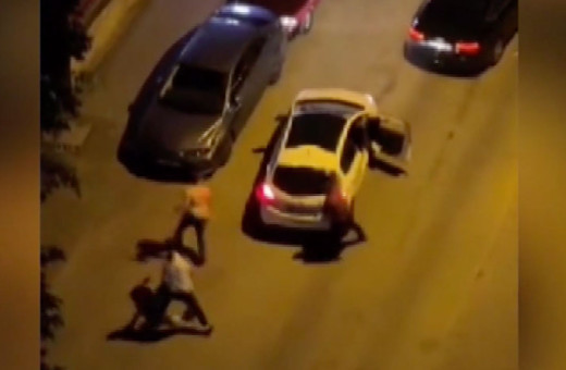 Kadıköy'de iki sürücü trafikte tekme tokat birbirine girdi o anlar kamerada