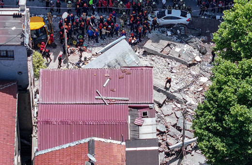 Küçükçekmece'deki binanın çökme anı!