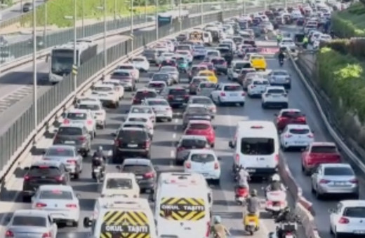 İstanbul'da haftanın üçüncü iş günü trafik yoğunluğu yaşanıyor