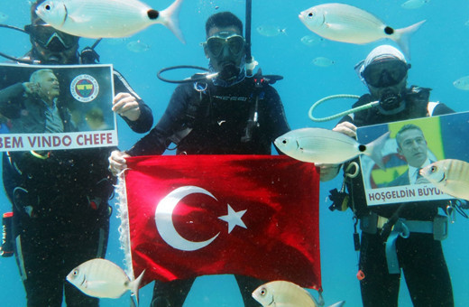Su altında Ali Koç'un posterini açtılar!
