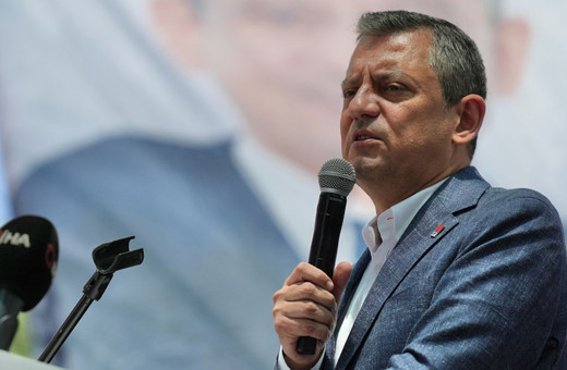 CHP Genel Başkanı Özgür Özel, Sinan Ateş'in eşini ve kızlarını kabul etti