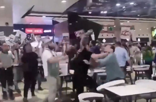 Konya'da Burger King'te İsrail protestosu tekmeler havada uçuştu