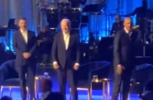 Joe Biden sahnede dondu kaldı! Obama yardımına yetişti