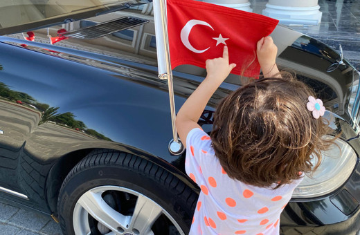 Düzce'de 2 küçük kardeş, makam aracındaki Türk bayrağını böyle öptü