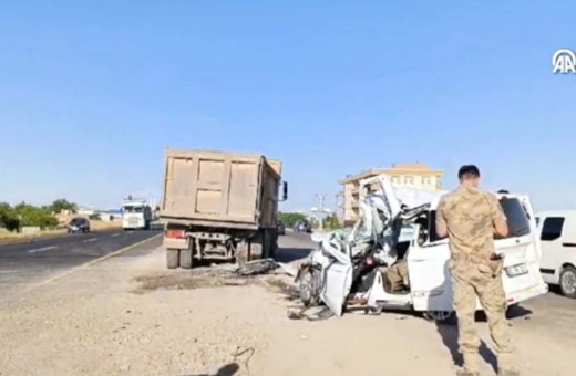 Diyarbakırda ticari araçla hafriyat kamyonu çarpıştı: 1 ölü 1 yaralı